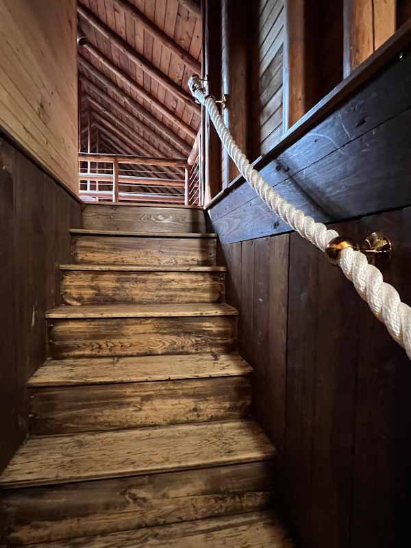Steps with a rope handrail